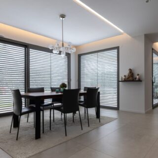 Volets roulants à lames orientables